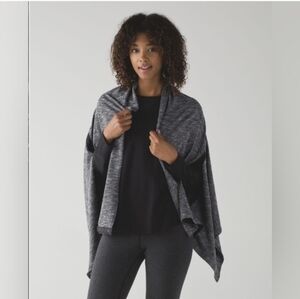 Lululemon Vinyasa Wrap Scarfs Black White / Black Cardigan